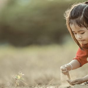 girl playing sand during daytime